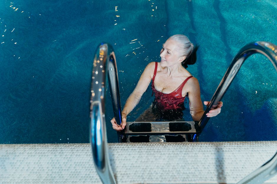 does chlorine turn brown hair blonde or just damage it