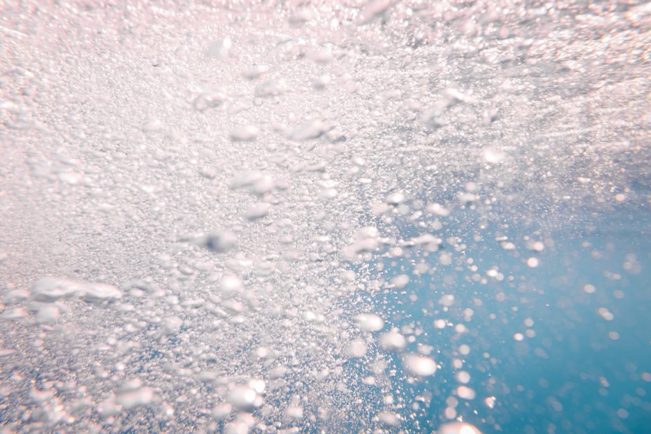 what causes water bubbles on skin