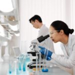 how do scientists classify living organisms