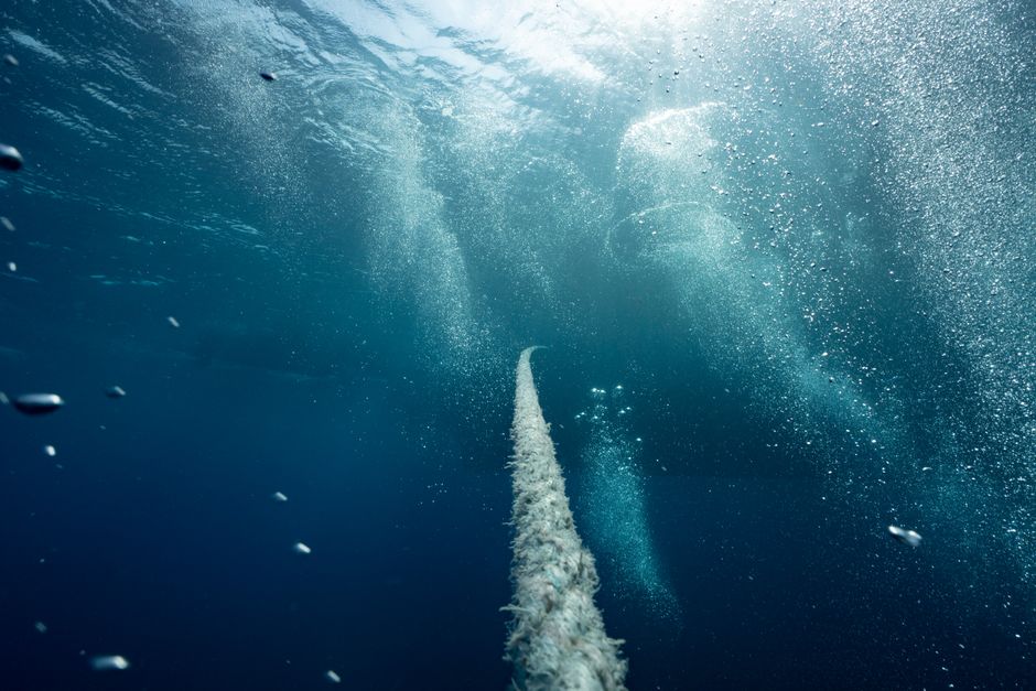 how do submarines use gas laws to dive and surface