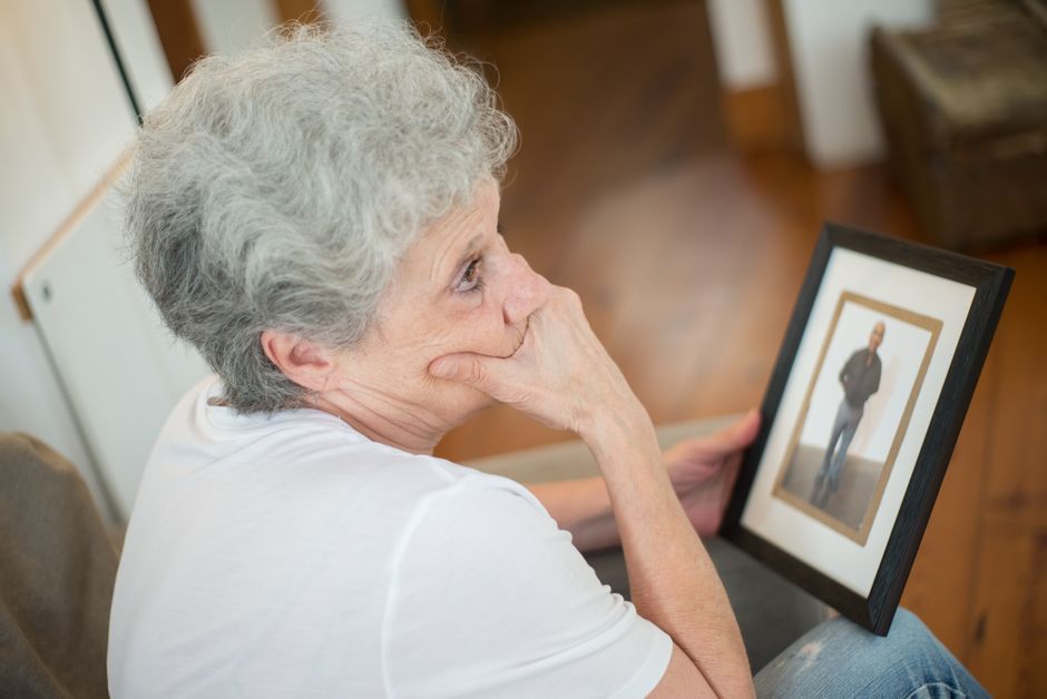 how to help someone with grief after a sudden death
