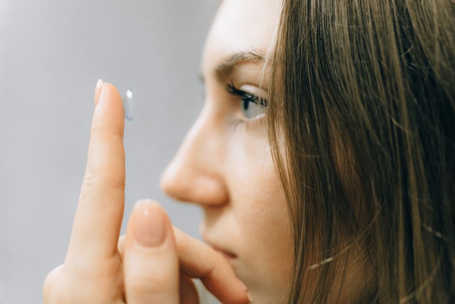 how to tell if a contact lens is still in your eye