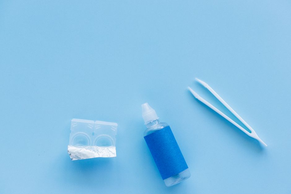 how to use contact lens solution the right way