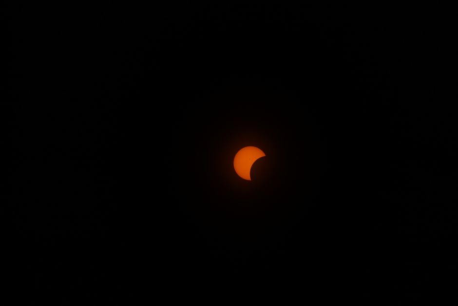 how to watch the eclipse safely with or without glasses