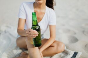 what does alcohol do to your stomach