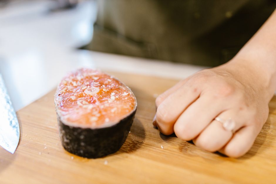 can you eat the skin of salmon