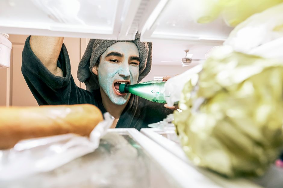 can you put hot food in fridge