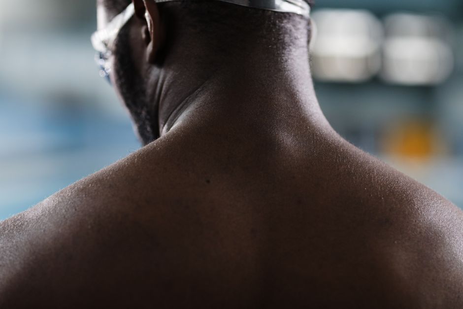 do swimming build muscle