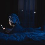 does blue light keep you awake