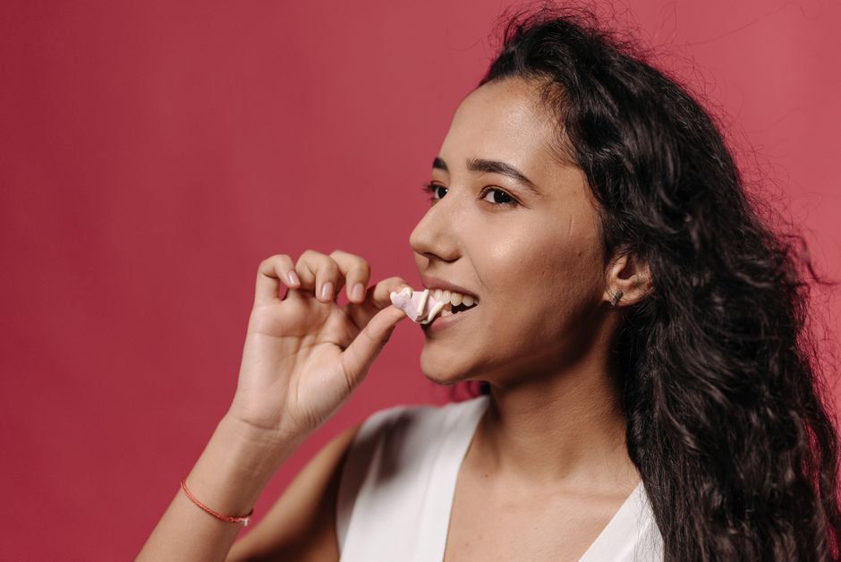does chewing gum really help with stomach aches