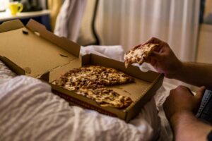 does eating late at night cause weight gain