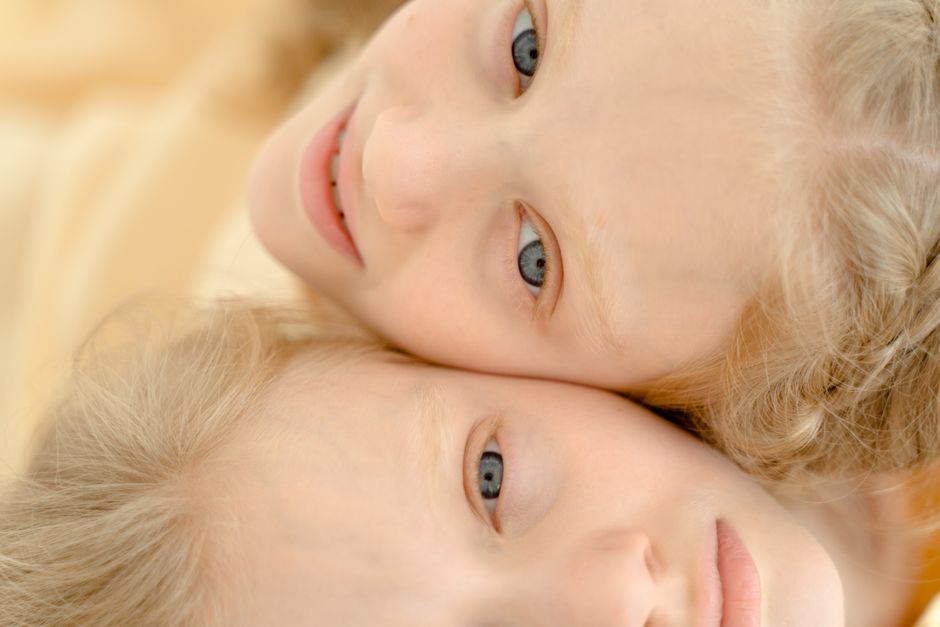 how are dizygotic twins formed