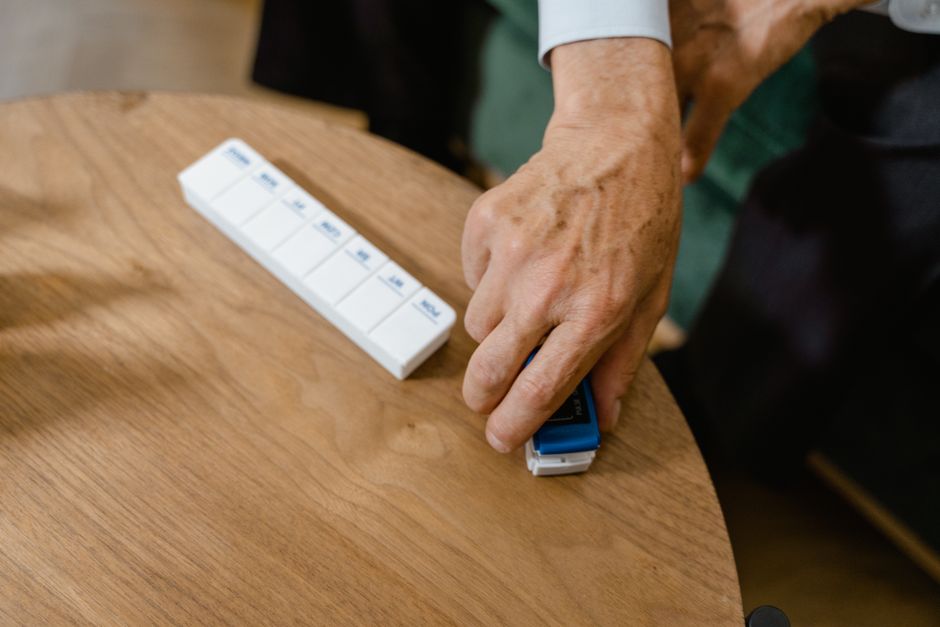 how do medical alert systems work buttons falls calls