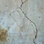 how do normal faults differ from reverse faults