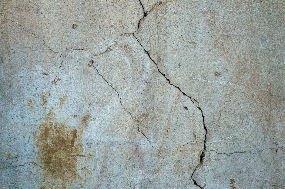 how do normal faults differ from reverse faults