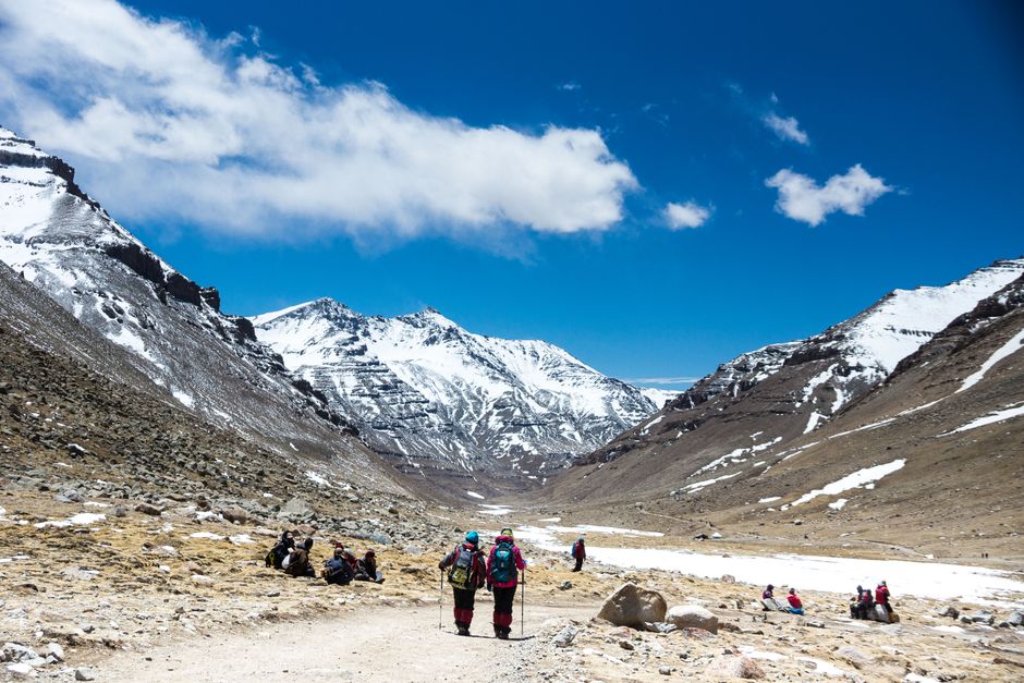 how do tibetans survive at high altitudes answered