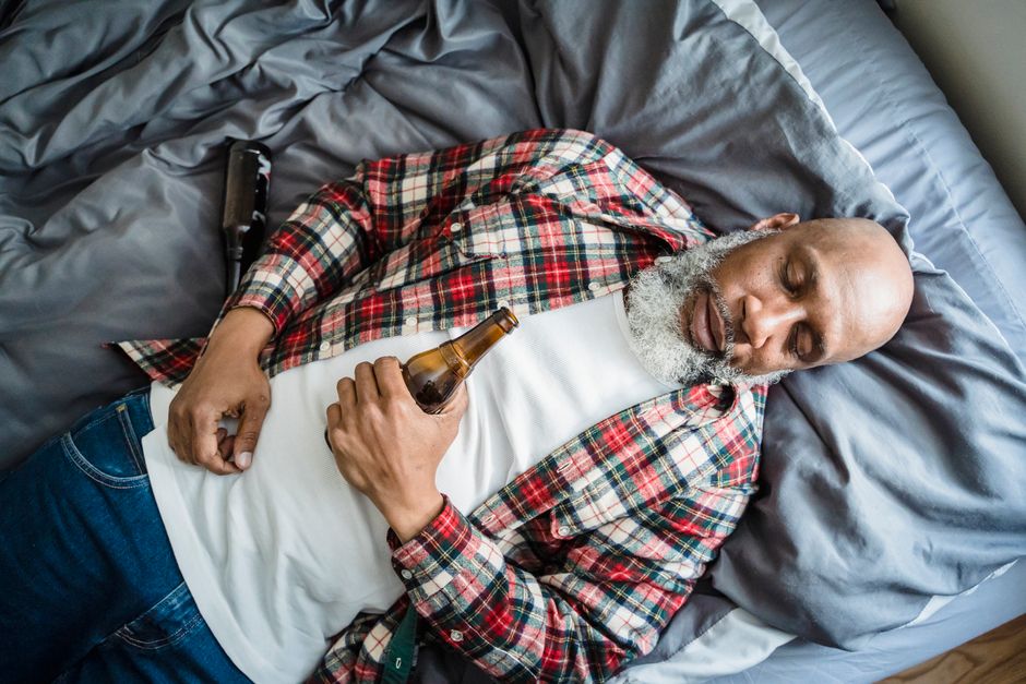 how does alcohol affect sleep
