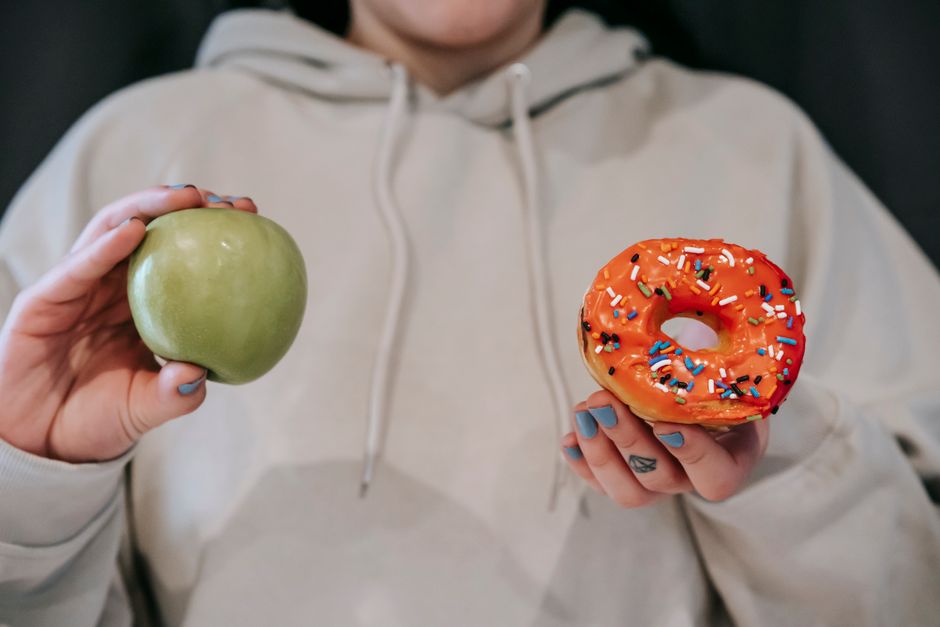 how many carbohydrates are in a donut
