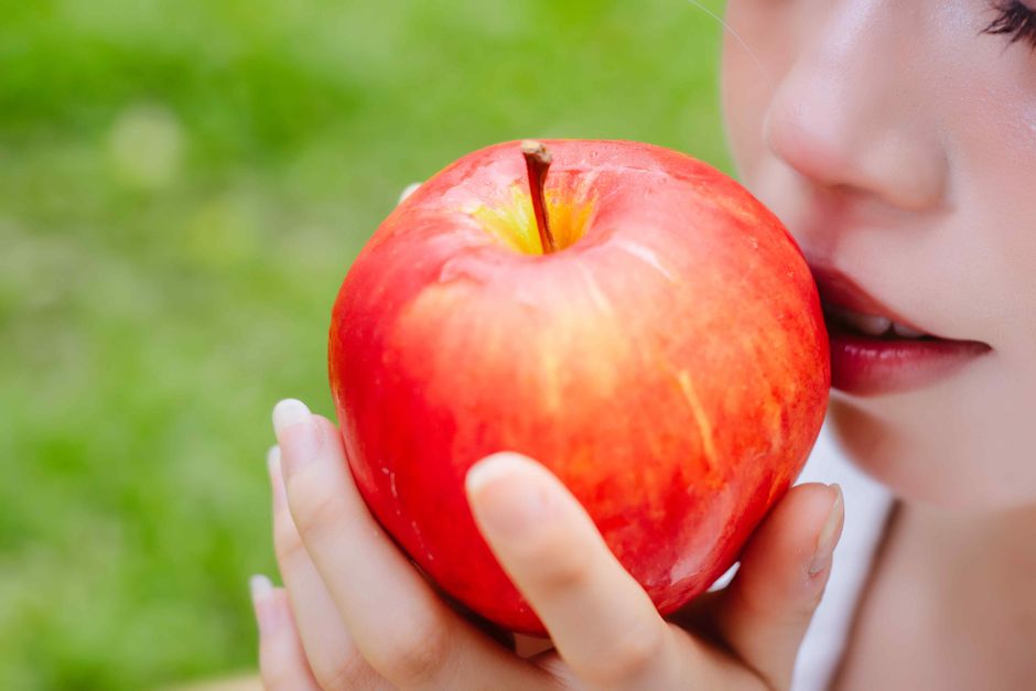 how much fiber is in an apple with or without skin