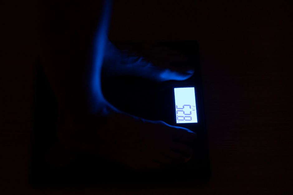 how often should i weigh myself daily vs weekly