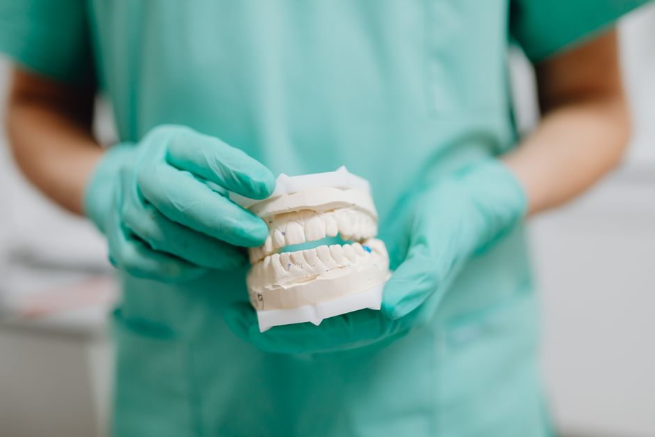 how to get used to new dentures without gagging