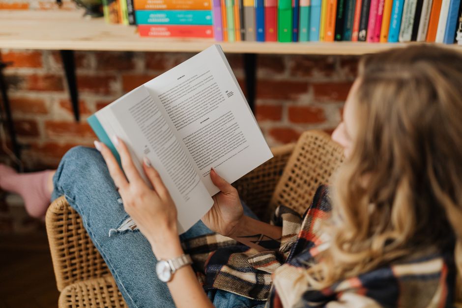 how to hold a book open without hands