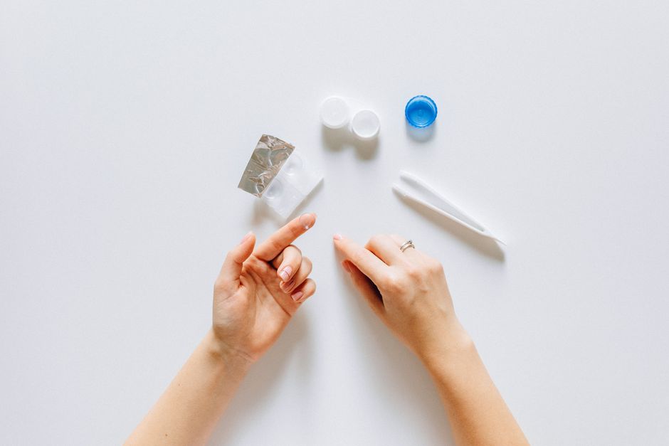 how to insert contact lenses for beginners safely