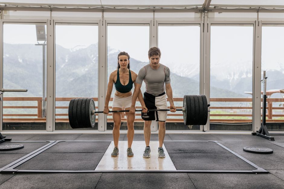 how to lift while cutting without losing muscle