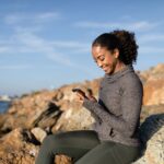 how to look at your phone and avoid tech neck