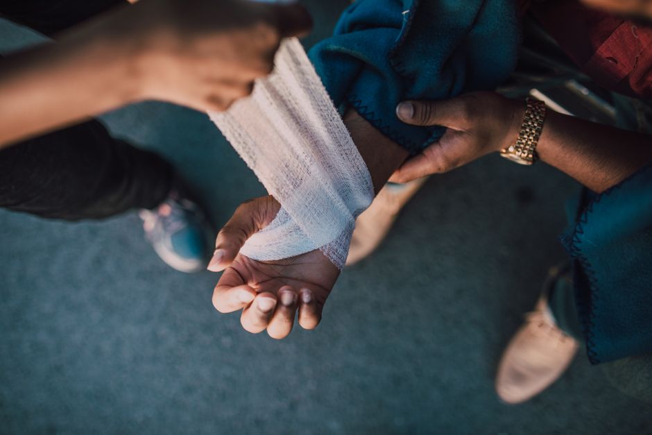 how to make a sling at home for an injured arm