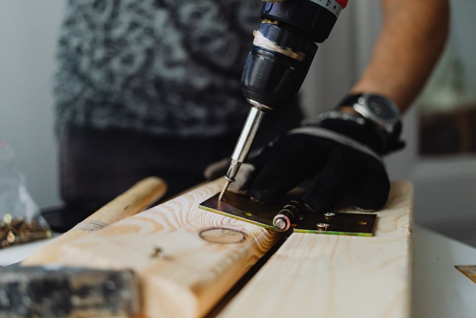 how to pre drill holes for screws without splitting wood