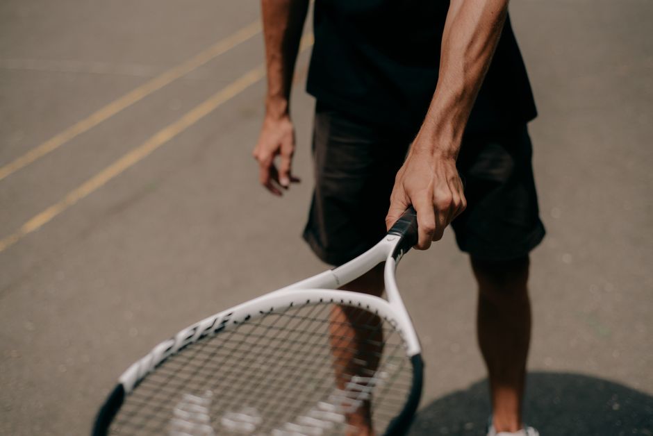 how to properly use a tennis elbow strap