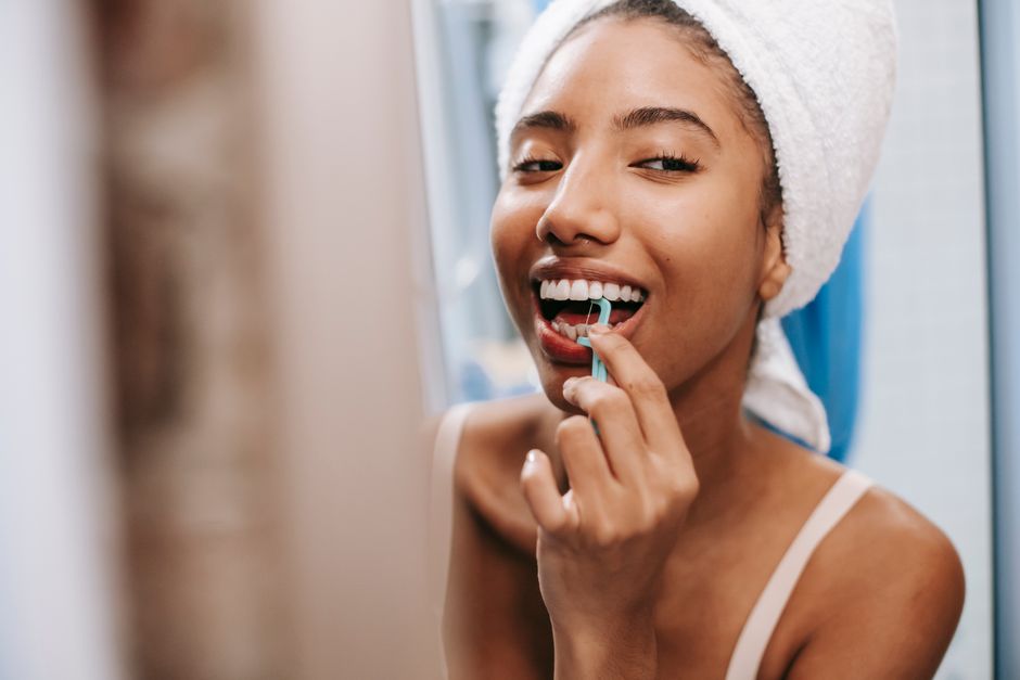 how to use flossers the right way step by step