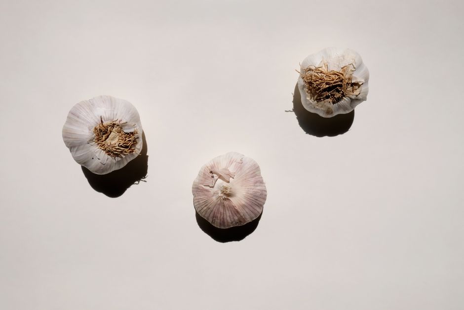 how to use garlic for inflammation raw vs cooked
