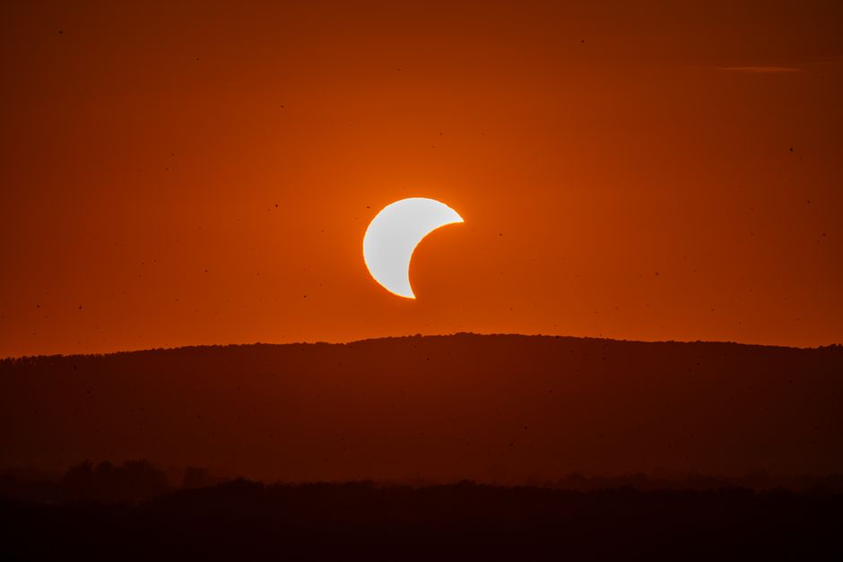 how to view a solar eclipse safely and protect your eyes