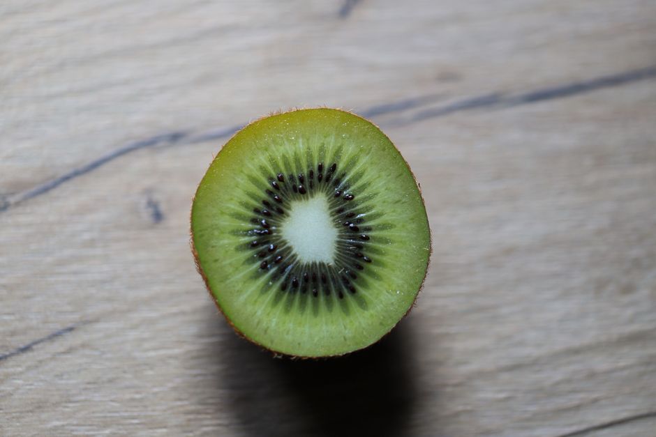 is kiwi peel edible