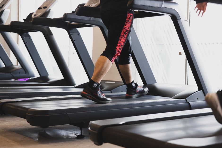 walking on a treadmill burn fat