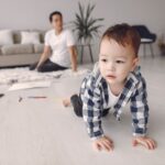 what age do kids learn to crawl