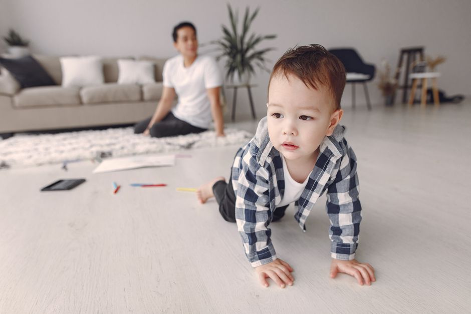 what age do kids learn to crawl