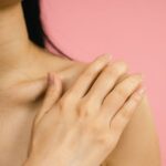 what causes fingertip dermatitis and how to treat it