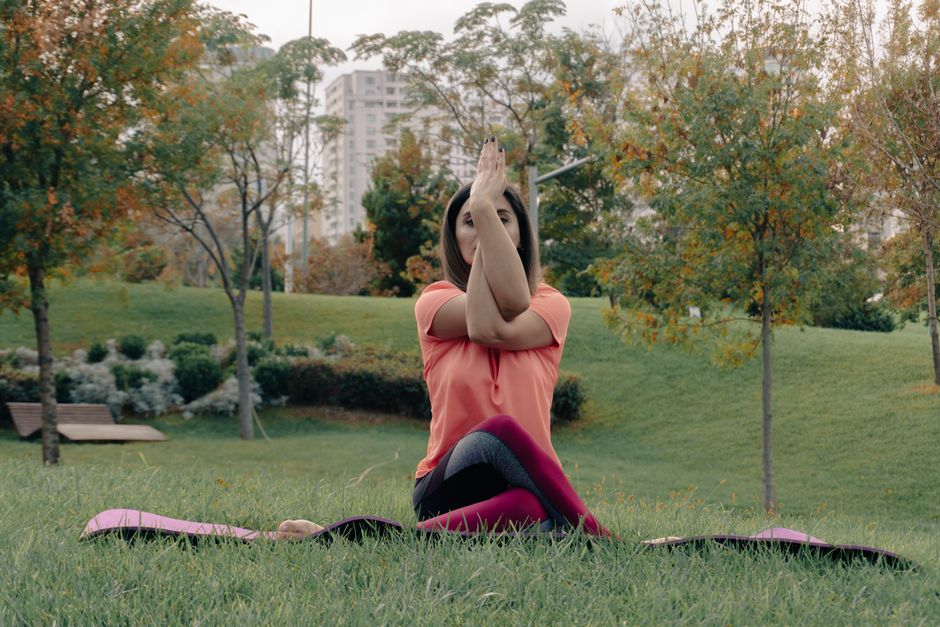 what causes inner elbow pain when extending arm