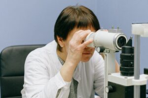 what causes retinal detachment types and risk factors