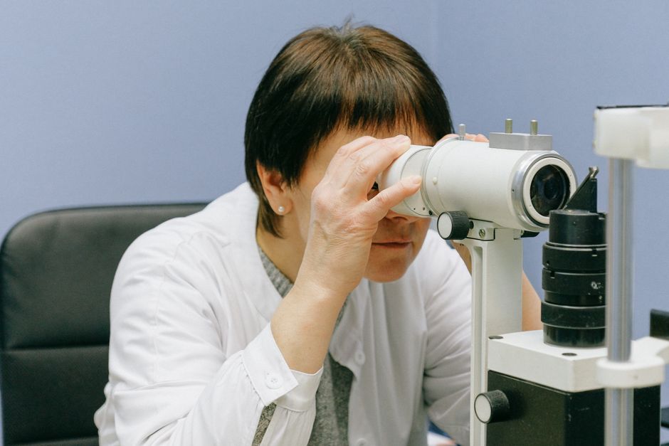what causes retinal detachment types and risk factors