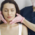 what does the thyroid gland look like inside and out