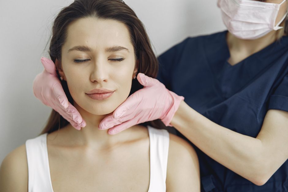 what does the thyroid gland look like inside and out
