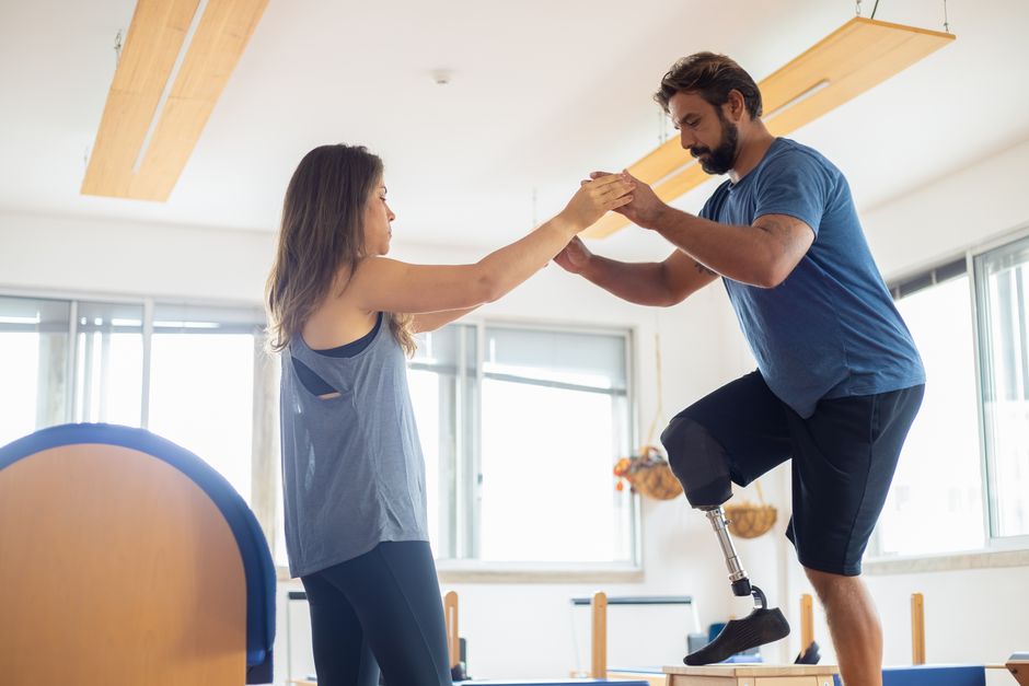 what is a physical therapy technician role pay