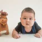 when do you learn to crawl