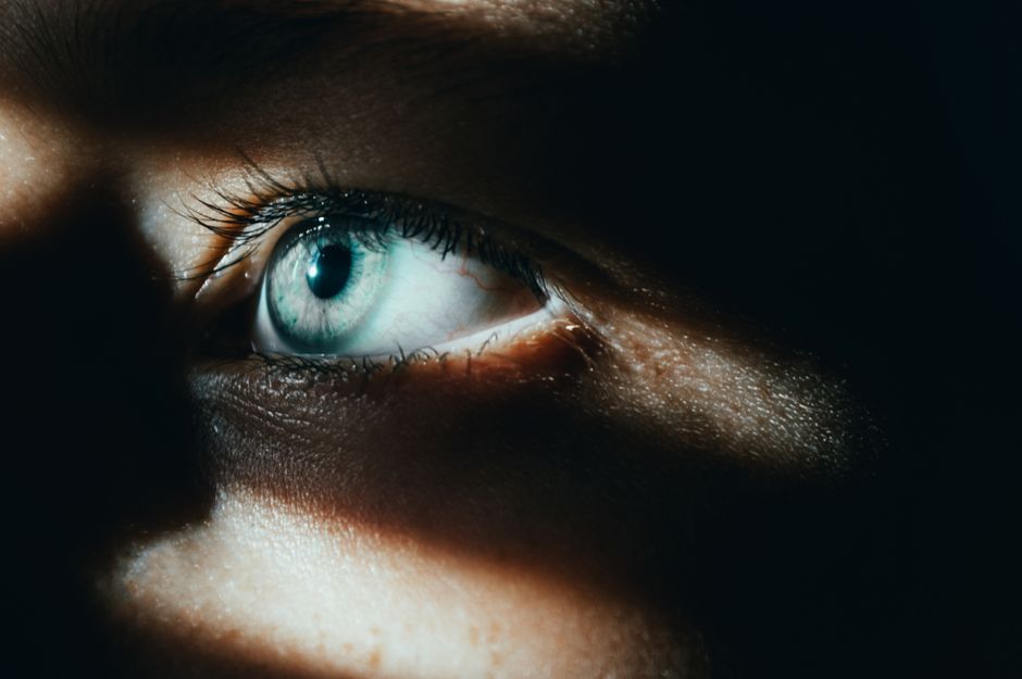 why do i see a flash of light when my eyes are closed