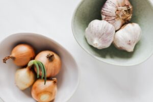 Why Do Onions And Garlic Upset My Stomach? Root Causes 6 why do onions and garlic upset my stomach