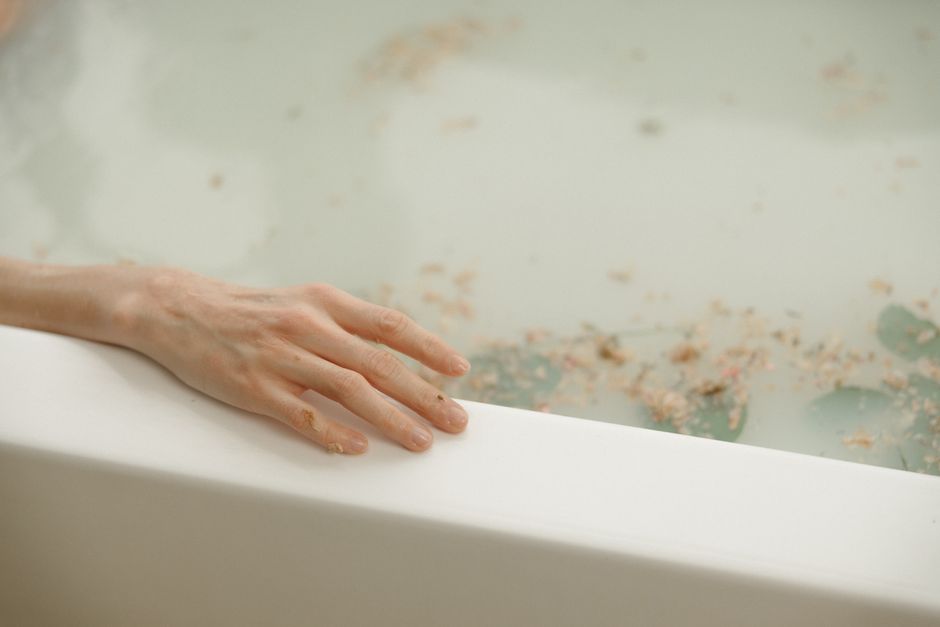 why does faeces float